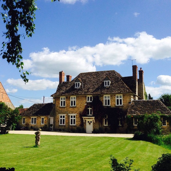 QUNITESSENITALLY ENGLISH MANOR SLEEPS 20 , HOT TUB, BBQ, WILD SWIMMING , BOATING
