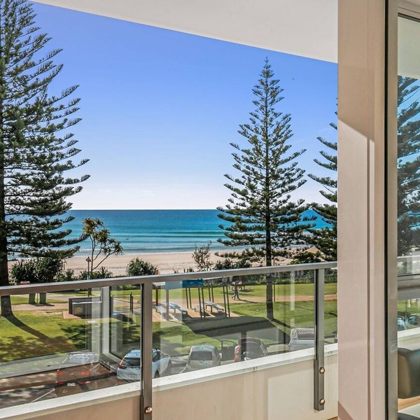 Rainbow Pacific Unit 8- Ocean views over Rainbow Bay Coolangatta with free Wi-Fi