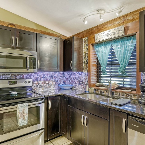 Rainforest Shower, Fireplace, Grill, Private Yard. No Cleaning Fee!