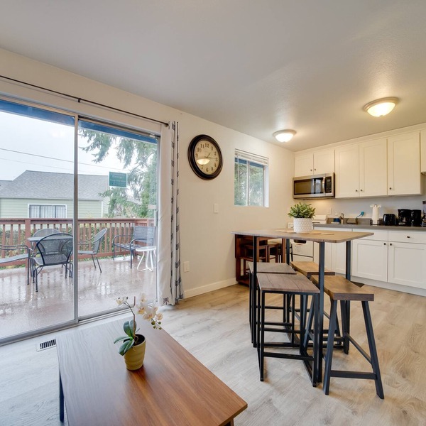 Rainier Upper Suite Near Restaurants & Light Rail
