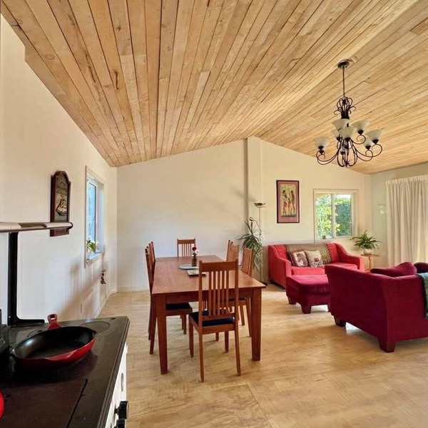 Rambler’s Rest is a gorgeous, spacious cabin on a 700 acre beef farm near Raglan