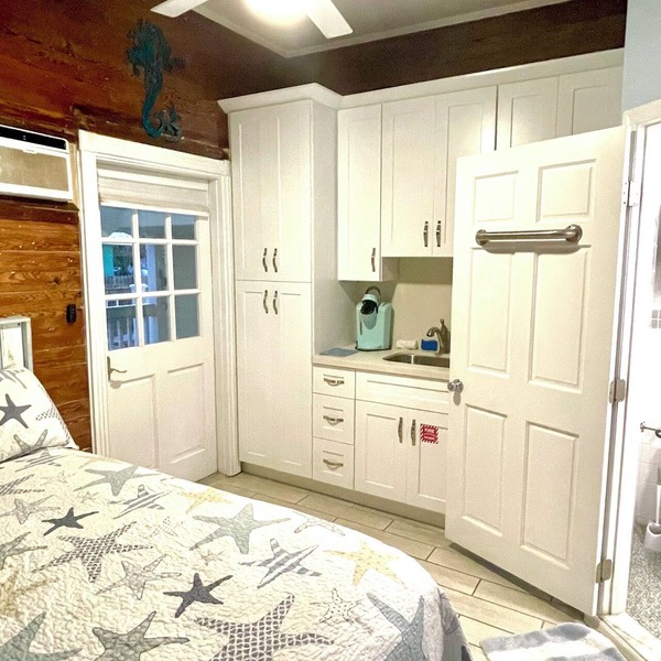 Raphael Suite: 2/2 Studio Rooms - Pool, Patio w/grill, 2 blocks from Duval!