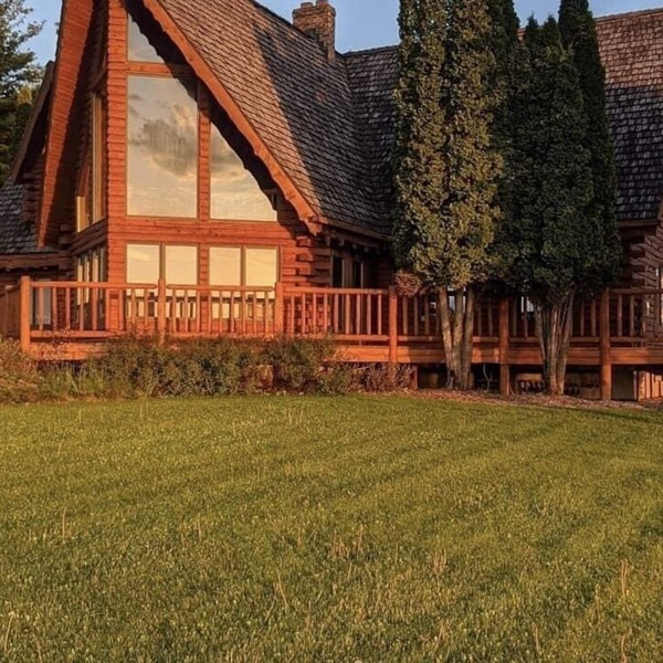 Rapid River Rustic Lodge, with plenty of space!