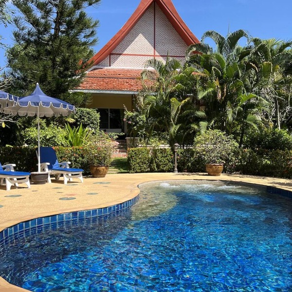 RARE ! villa, 3 bed-3 bath, pool-jacuzzi, tropical garden, property 1,600 m2,