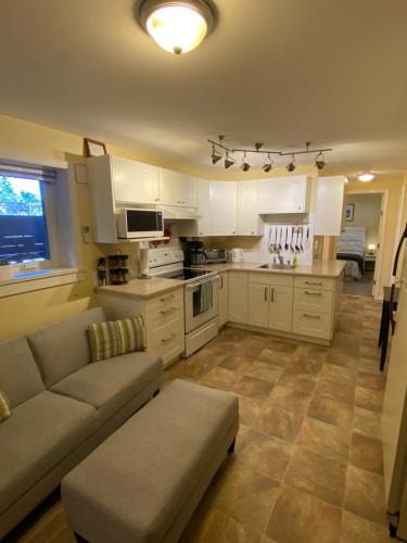 Ravens Nest Cozy Lower One Bedroom Suite