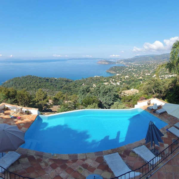 RayolCanadel ROYAL = 180 ° of the beautiful turquoise Gulf StTropez view, 1km beach. blan