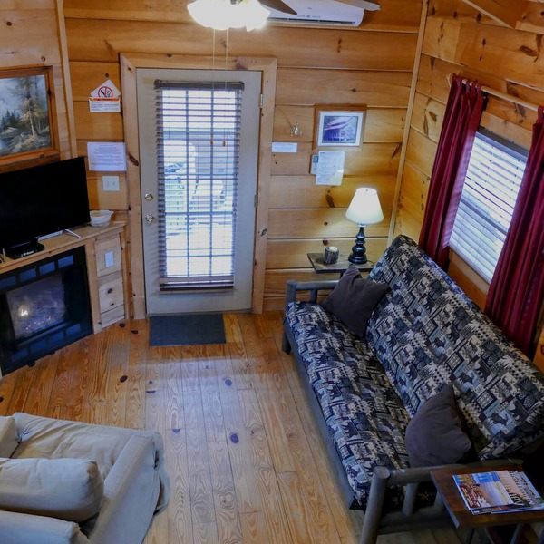 Real Logs-1BR, sleeping loft & futon-sleeps 6. Riverside