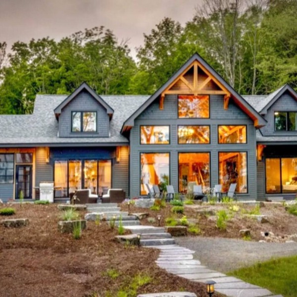 Recently built high end very private Lakefront family cottage