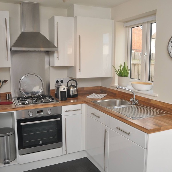 Recently refurbed 2bd house with garden & parking