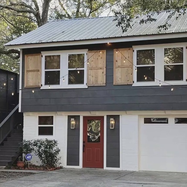 Red Door Loft, Steps from Dauphin Street, Historic Mobile Boutique 2BR