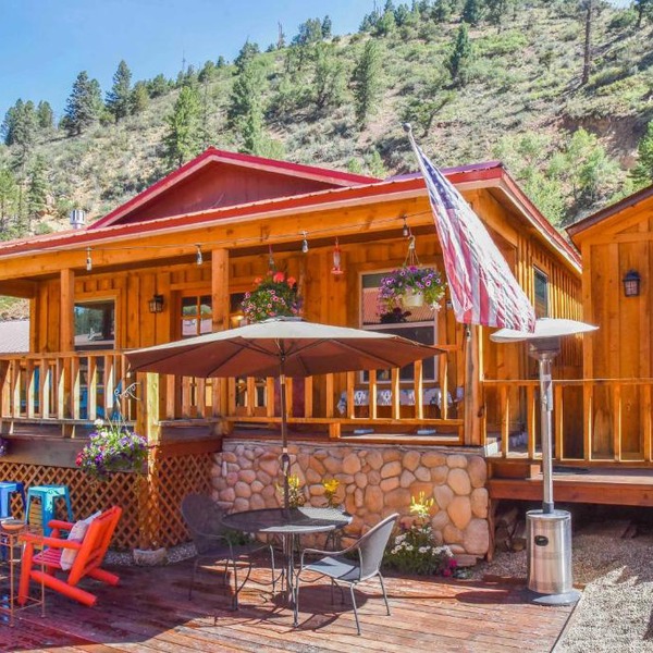 Red River Summer Cabin w/Fire Pit & Mtn Views