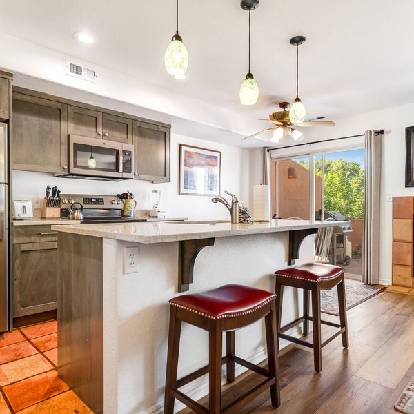 Redesigned Red Rock condo with golf-course-view patio, fireplace, AC & pool