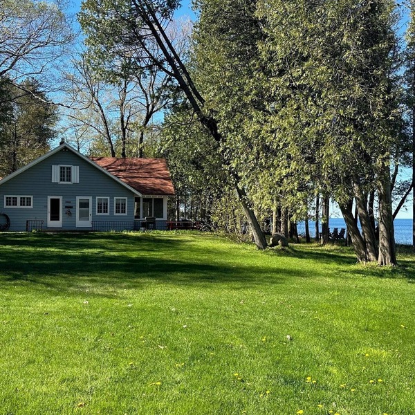Reduced rates!Classic true waterfront Door Cty,private,sleeps 12, dog friendly