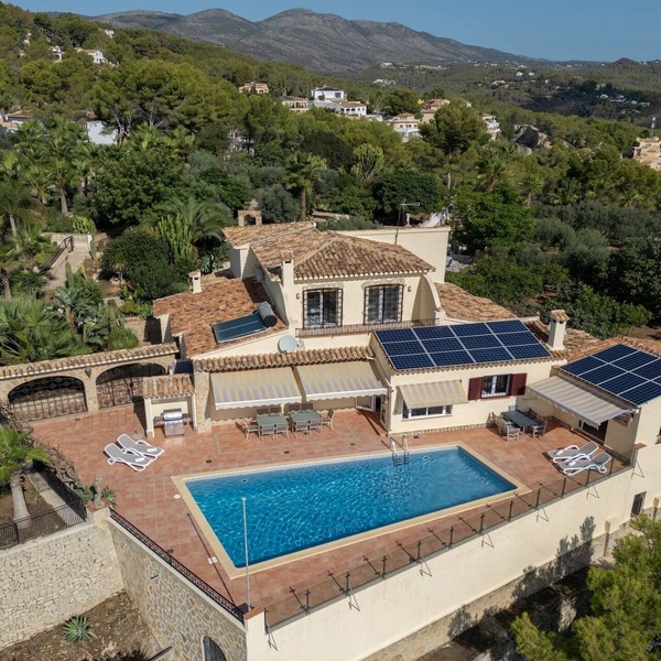 Ref 147) Large well-maintained villa in Calp(e) with sea views for 10 people