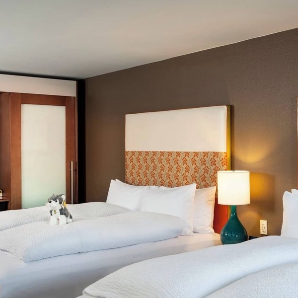 Refreshing Stay, Two Queen w/Tub, Pet-Friendly, Pineapple Theme, 2 Rooms