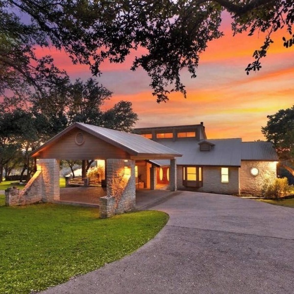 Regal riverfront home with 2 cabins - 2 miles to marina