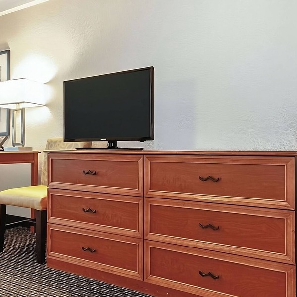Relax and Unwind! 4 Comfortable Units! Close to Whispering Lakes Golf Course!