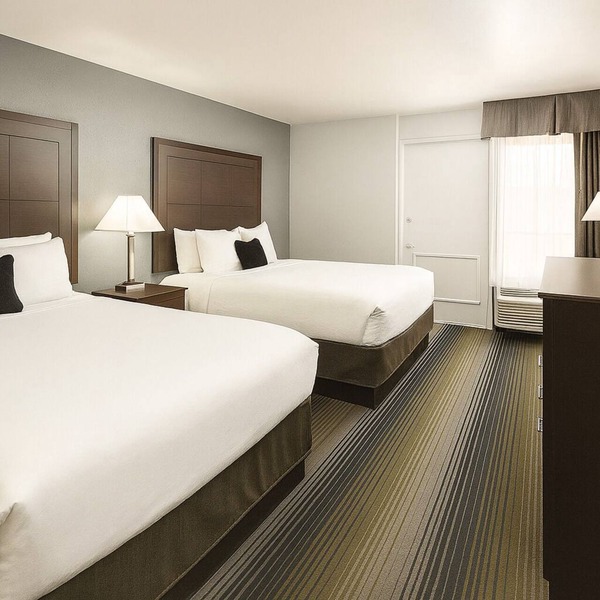 Relax and Unwind in Downtown Tucson! 4 Kid-friendly Rooms! Outdoor Pool Onsite!