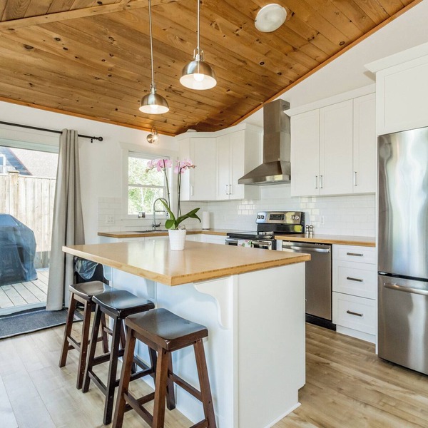 Relax at this bright and welcoming 2-bedroom retreat on Aylesford Lake