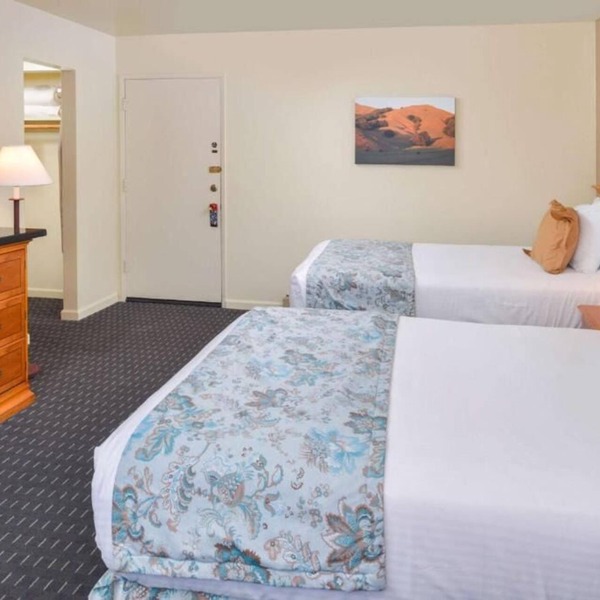 Relax in 4 Comfortable Units, Continental Breakfast, FREE Parking, Outdoor Pool!