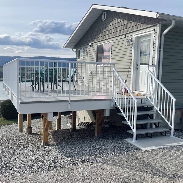 Relax on the deck and enjoy the beautiful lake views in Vernon, (North Okanagan)