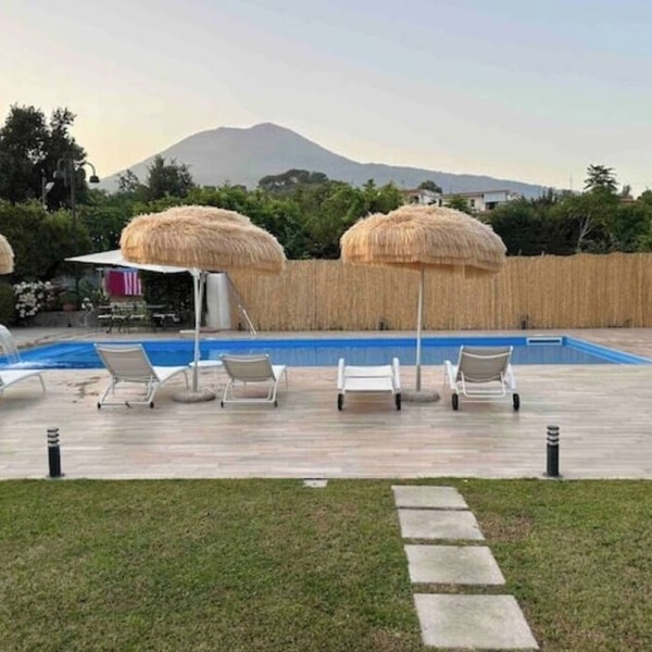 Relaxation with Jacuzzi and Pool between Pompeii and Capri