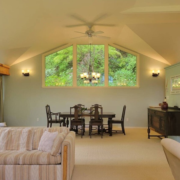 Relaxing 1 bdr + den rainforest retreat with patio