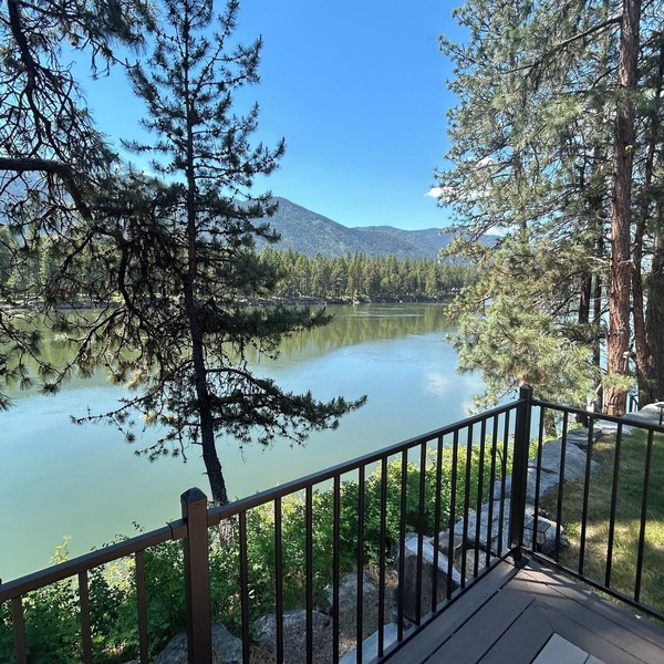 Relaxing 3-bedroom + bunkhouse waterfront home on the Clark Fork River