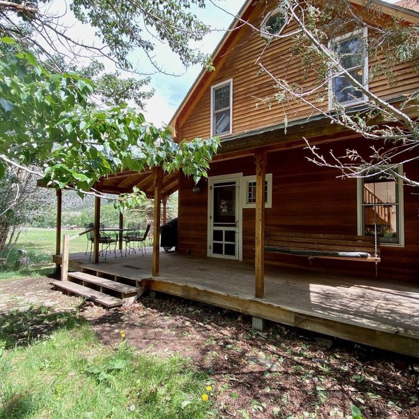Relaxing and Private Base to Explore Yellowstone National Park and SW Montana.