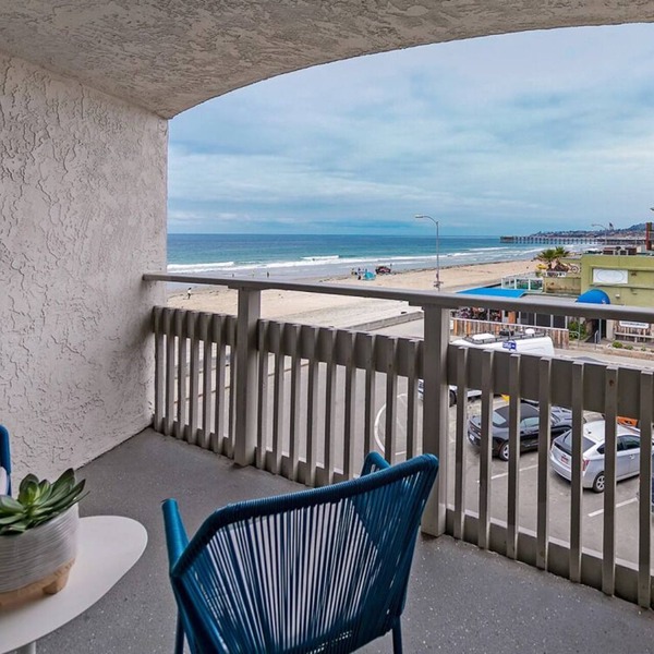 Relaxing Beach Vibe Near Pacific & Mission Beach! Onsite Parking and Pool!
