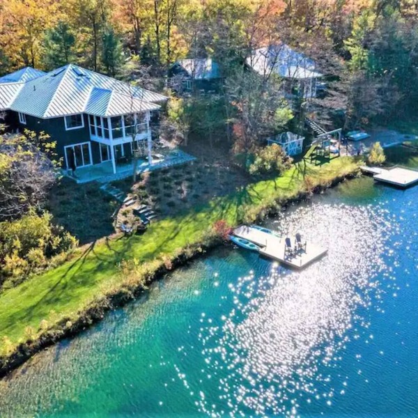 Relaxing cottage on Wee Lake in Grand Bend