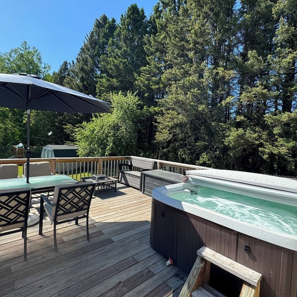 Relaxing getaway with fenced in yard & hot tub!