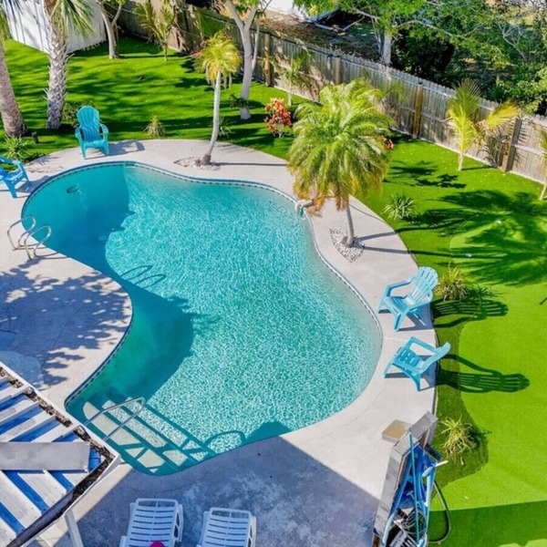 Relaxing home Mini-Golf/heated pool 2/2