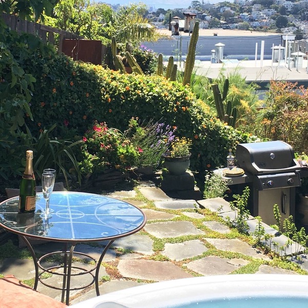 Relaxing Home with Sweeping Views, Chef's Kitchen and Hot Tub in Center of SF