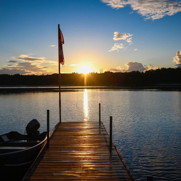 Relaxing Hot Diggity Dog Cottage Retreat at the Lake Edge Cottages!
