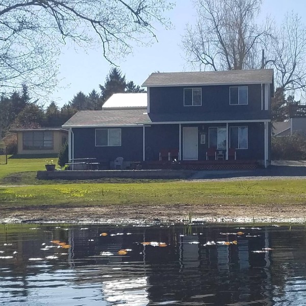 Relaxing Lakefront, Close to Beach, Family Friendly, Quiet Neighborhood.
