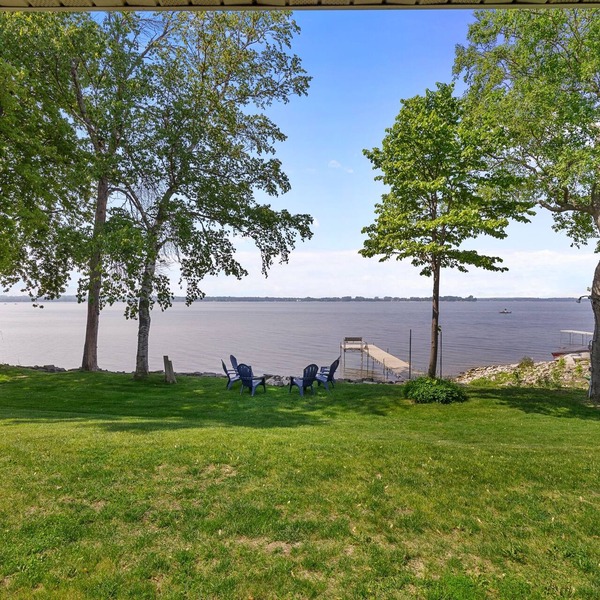 Relaxing Lakefront Cottage, Kayaks, Bikes, Fishing