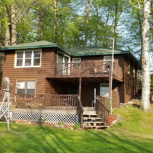 Relaxing lakeside cabin, 3BR, 2.5 Bath, dock, fire pit, boats, dog friendly