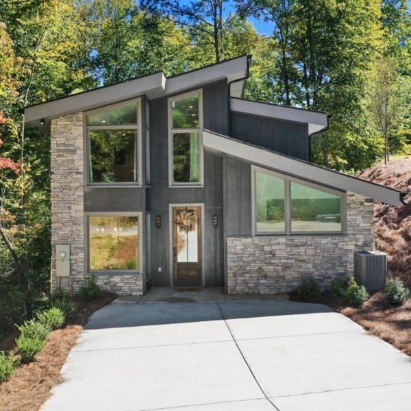 Relaxing & Peaceful Modern Farmhouse, Hot Tub, Outdoor Covered Fireplace, Creek