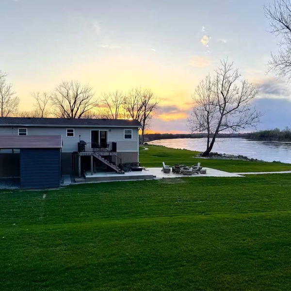 Relaxing Riverfront 2 Bedroom 1 Bathroom Home