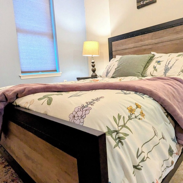 Relaxing Rustic Oasis - 6 min walk to Downtown! Cyclist Welcomed & Pet friendly!