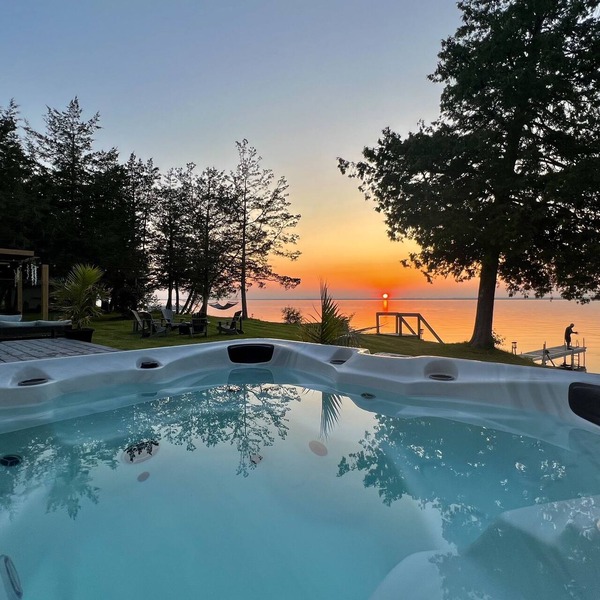 Relaxing Waterfront Casa in wine County w/HOT TUB and PANORAMIC SAUNA SPA