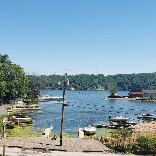Relaxing waterfront cottage on Irondequoit Bay