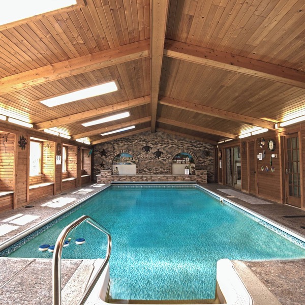 Remarkable 3-bedroom home, indoor pool, golf, on the lake, 30 min to Twin Cities