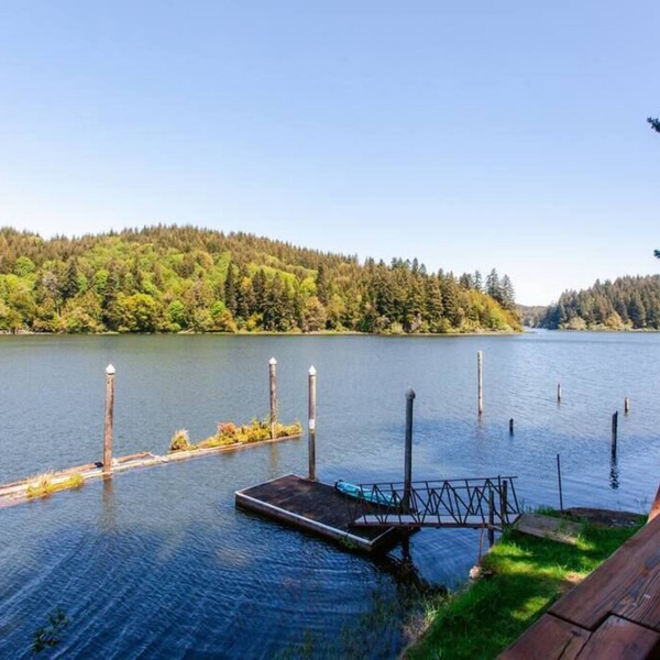 Remote 1 BR Lakefront Cabin. Features a King loft bed with lake views, private dock, and provided paddleboards/kayaks. Perfect for fishing, stargazing, and quiet nature escapes.