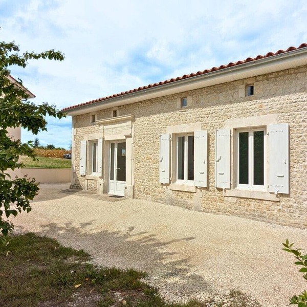 Renovated Charentais house in peaceful setting with parking and private garden