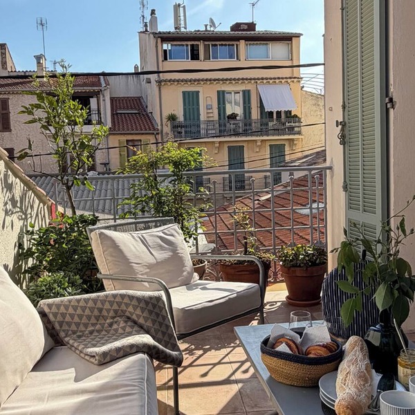 RENOVATED charming 2 Bed & 2 Bath Apt. in old Antibes with outdoor terrace