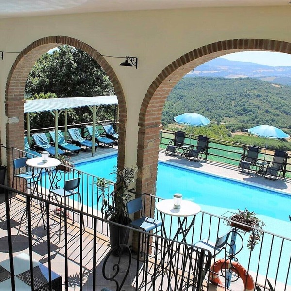 Renovated farmhouse with 7 apartments in the center of Tuscany.