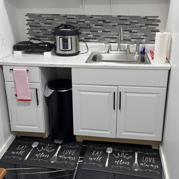 Renovated studio in basement of a house in Minneapolis. 10 min from downtown.