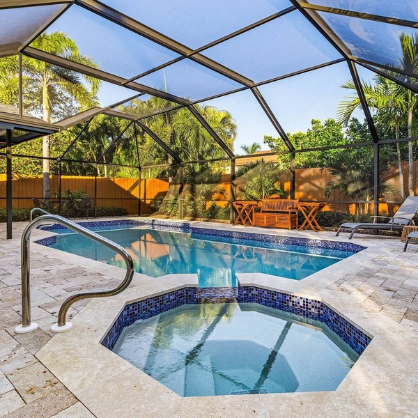 Renovated Villa less than 1 mile to beach with Pool & Spa! Dog Friendly!
